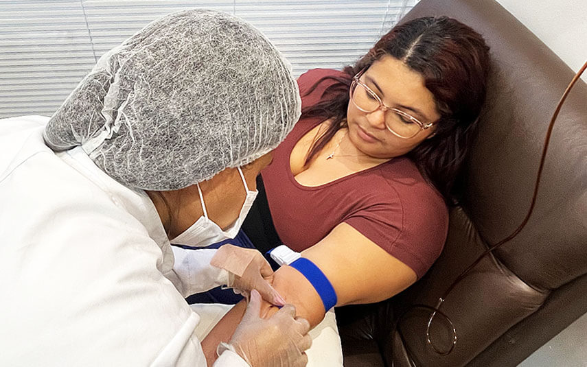 "Enfermeira aplicando acesso intravenoso em paciente para reposição endovenosa de ferro em paciente com ferritina baixa."

