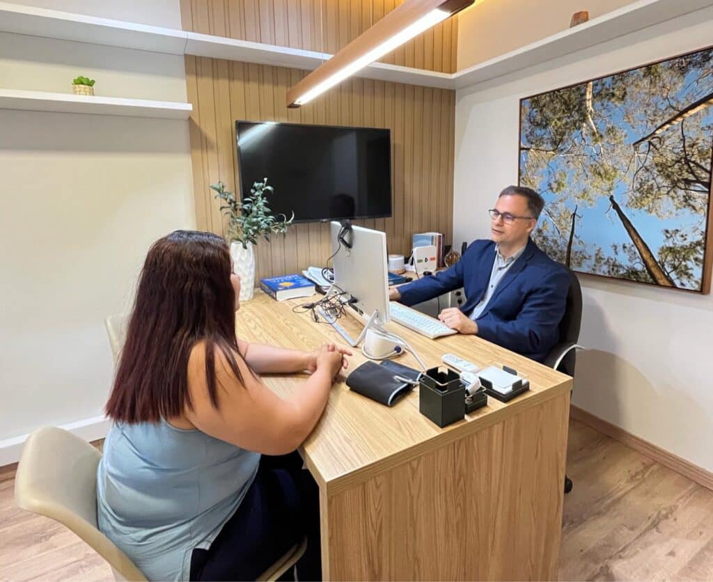 Dr. Christian Aguiar em consulta com paciente na clínica em Copacabana, Rio de Janeiro